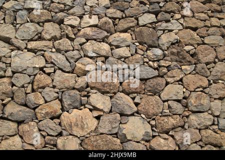 Trockene Steinwand unterschiedlicher Größe grob gehauen Stockfoto