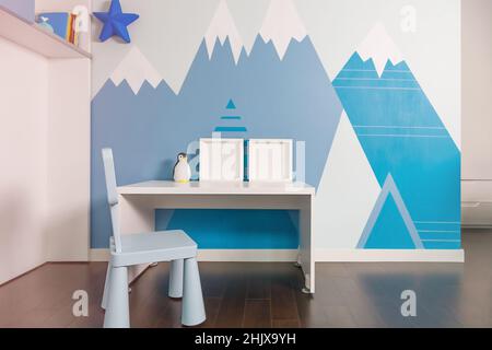Das Innere des Zimmers des Jungen in blauen Farben, Berge an den Wänden. Realistisch. Stockfoto