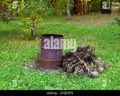 Altes Eisenfass zum Verbrennen von Müll, im Dorf Stockfoto