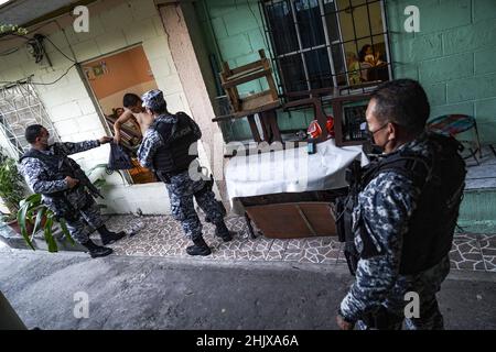 San Salvador, El Salvador. 31st Januar 2022. Spezielle Offiziere der taktischen Einheit durchsuchen während einer Polizeistreife ein Haus. (Bild: © Camilo Freedman/SOPA Images via ZUMA Press Wire) Stockfoto