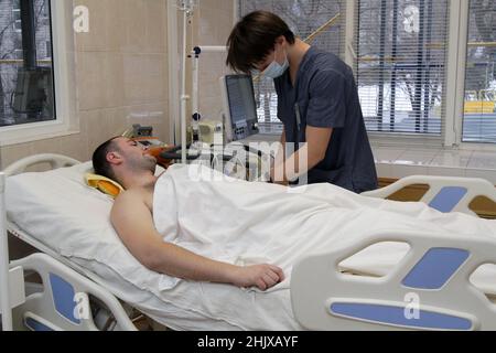 DNIPRO, UKRAINE - 31. JANUAR 2022 - Ein Sanitäter des Regionalen Klinikkrankenhauses Ilya Mechnikov Dnipropetrovsk betreut den Soldaten der Nationalgarde Ihor S. Stockfoto