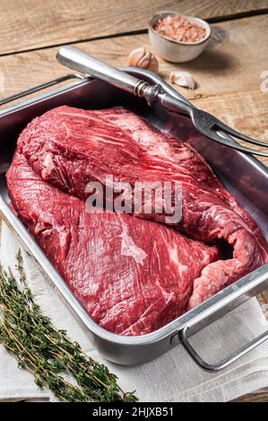 Tri Tip Rindersteak in Stahlblech, rohes Prime Meat. Holzhintergrund. Draufsicht Stockfoto