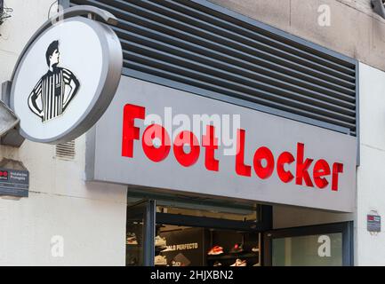 VALENCIA, SPANIEN - 31. JANUAR 2022: Foot locker ist ein amerikanischer Händler für Sportbekleidung und Schuhe Stockfoto