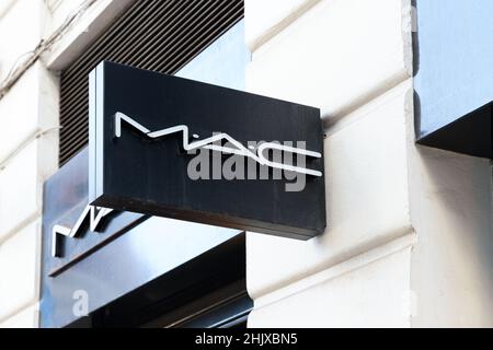 VALENCIA, SPANIEN - 31. JANUAR 2022: MAC ist ein amerikanischer Kosmetikhersteller, der 1984 in Toronto gegründet wurde Stockfoto