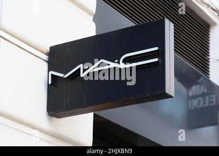 VALENCIA, SPANIEN - 31. JANUAR 2022: MAC ist ein amerikanischer Kosmetikhersteller, der 1984 in Toronto gegründet wurde Stockfoto