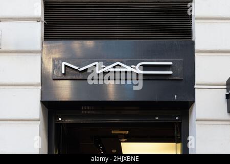 VALENCIA, SPANIEN - 31. JANUAR 2022: MAC ist ein amerikanischer Kosmetikhersteller, der 1984 in Toronto gegründet wurde Stockfoto