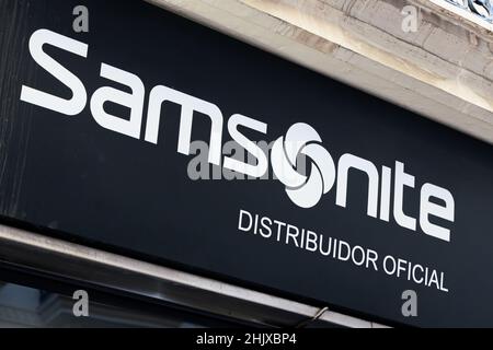 VALENCIA, SPANIEN - 31. JANUAR 2022: Samsonite ist ein amerikanischer Gepäckhersteller und -Einzelhändler Stockfoto