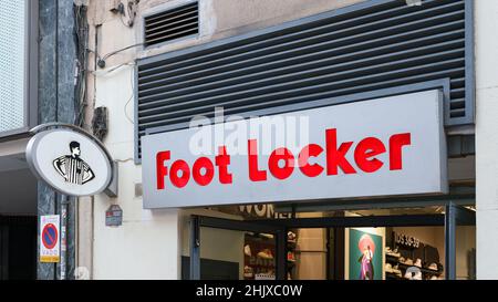 VALENCIA, SPANIEN - 31. JANUAR 2022: Foot locker ist ein amerikanischer Händler für Sportbekleidung und Schuhe Stockfoto