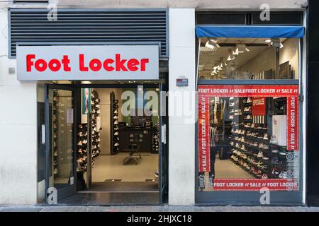 VALENCIA, SPANIEN - 31. JANUAR 2022: Foot locker ist ein amerikanischer Händler für Sportbekleidung und Schuhe Stockfoto