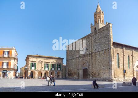 Altstadt, Piazza Duomo Platz, Blick auf die Kathedrale Santa Maria Assunta Kirche, , Atri, Abruzzen, Italien, Europa Stockfoto