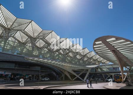 Der Bahnhof Gare do Oriente (Bahnhof Lissabon Oriente) wurde von Santiago Calatrava im Parque das Nações / EXPO 89, Lissabon, Portugal, entworfen Stockfoto