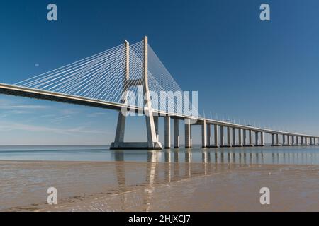 Die Vasco da Gama Brücke über den Fluss Tejo in der Nähe des Parque das Nacoes / EXPO 98. Lissabon, Portugal. Stockfoto