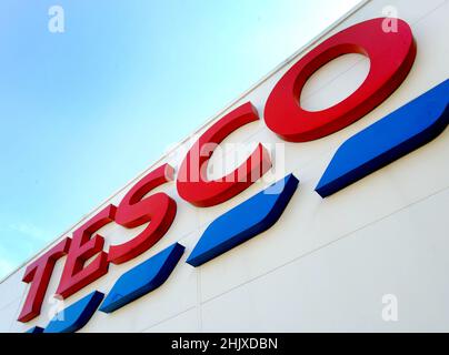 File Photo vom 26/08/16 eines Zeichens für Tesco, das Änderungen in Nachtpositionen in einer Reihe von Supermärkten und Tankstellengeschäften angekündigt hat, wodurch mehr als 1.400 Arbeitnehmer dem Risiko einer Entlassung ausgesetzt sind. Er kommt, nachdem der Einzelhändler am Montag bestätigt hat, dass er plant, den Discounter-Supermarkt von Jack zu schließen, wobei sieben Geschäfte für immer geschlossen werden und die restlichen sechs zu Tesco-Geschäften werden. Ausgabedatum: Dienstag, 1. Februar 2022. Stockfoto