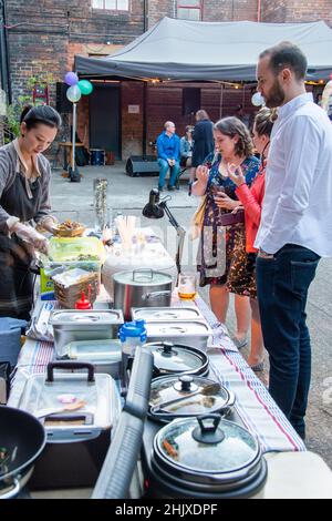 Sheffield, Großbritannien - 22. Juni: Mitglieder der Sheffield Creative Guild stehen bei der 2nd-jährigen Party im Yellow Arch Studio für koreanisches Soul Street Food an Stockfoto