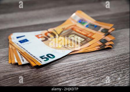 50-Euro-Banknote mit Stift auf Holzplatte Stockfoto