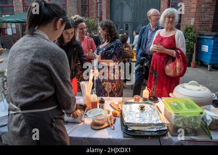 Sheffield, Großbritannien - 22. Juni: Mitglieder der Sheffield Creative Guild stehen bei der 2nd-jährigen Party im Yellow Arch Studio für koreanisches Soul Street Food an Stockfoto