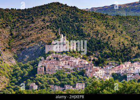 Blick auf Roccacasale, Sulmona, Abruzzen, Italien, Europa Stockfoto