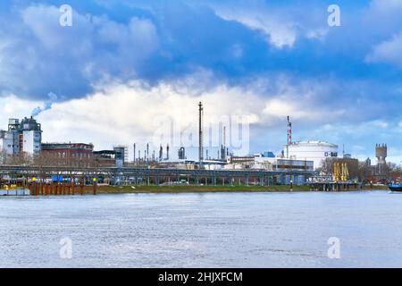 Ludwigshafen, Deutschland - Januar 2022: Industriegebäude der BASF SE, einem deutschen multinationalen Chemiekonzern und größten Chemieproduzenten im wo Stockfoto