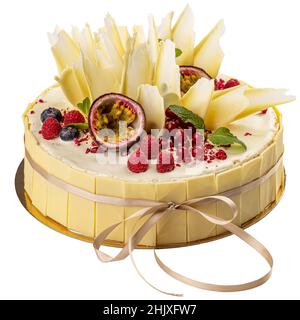Weißer Schokoladenkuchen mit Passionsfrucht verziert und isoliert auf weißem Hintergrund Stockfoto
