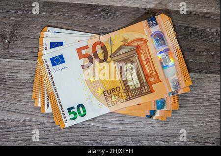 50-Euro-Banknote mit Stift auf Holzplatte Stockfoto