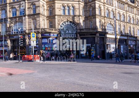 Leeds UK, 31st. Jan 2022: Foto des Leeds City Centre zeigt den Leeds Kirkgate Market und die Straße mit dem Verkehr mit großen Straßenarbeiten im Stockfoto