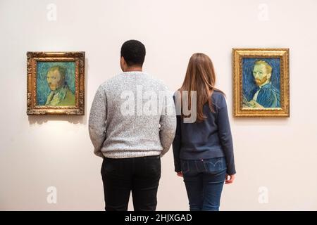 NUR FÜR REDAKTIONELLE ZWECKE (von links nach rechts) Aaron Stennet und Amy Graves, Mitarbeiter von Courtauld, sehen zwei von Vincent Van Goghs Selbstporträts, beide mit dem Titel „Selbstporträt“, nebeneinander in der Courtauld Gallery in London aufgehängt, während die Galerie ihre letzten Vorbereitungen für eine bevorstehende Ausstellung der Selbstporträts des Künstlers trifft. Eröffnung für die Öffentlichkeit am Donnerstag, den 3. Februar. Ausgabedatum: Dienstag, 1. Februar 2022. Stockfoto