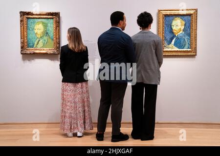 Die Mitarbeiter der Galerie schauen sich Self-Portrait, Saint-Remy, Ende August 1889 (links) und Self-Portrait, Saint-Remy, erste Septemberwoche 1889 (rechts) an, die zum ersten Mal seit über 130 Jahren auf der bevorstehenden Van Gogh Self-Portraits-Ausstellung in der Courtauld Gallery, London, vereint wurden. Die beiden Selbstporträts wurden 1889 im Atelier des Künstlers im Asyl in Saint-Remy-de-Provence in Frankreich gemalt. Bilddatum: Dienstag, 1. Februar 2022. Stockfoto