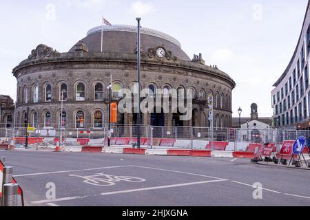 Leeds UK, 31st. Jan 2022: Foto des Leeds City Centre zeigt das Leeds Gebäude, bekannt als Leeds Corn Exchange, mit großen Straßenarbeiten Stockfoto