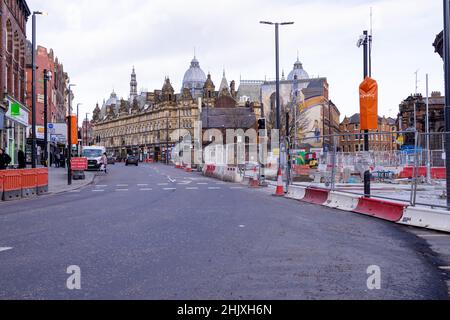 Leeds UK, 31st. Jan 2022: Foto des Leeds City Centre zeigt den Leeds Kirkgate Market und die Straße mit dem Verkehr mit großen Straßenarbeiten im Stockfoto