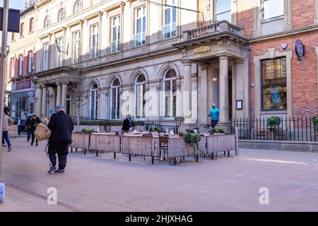 Leeds UK, 31st. Jan 2022: Foto des Leeds City Center mit dem Restaurant Pizza Express im Stadtzentrum und einem Sitzbereich draußen auf der Straße Stockfoto