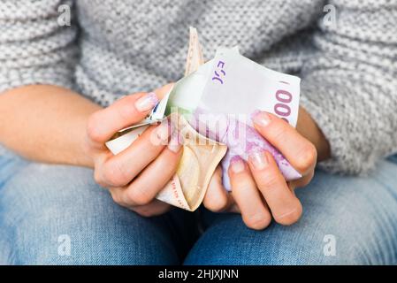 Frau hält viele Banknoten in ihren Händen Stockfoto