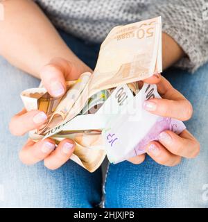 Frau hält viele Banknoten in ihren Händen Stockfoto