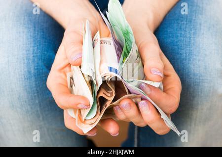 Frau hält viele Banknoten in ihren Händen Stockfoto