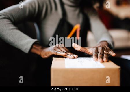 In der Mitte des Friseursalons wird ein Strichcode-Etikett auf die Box gesetzt Stockfoto