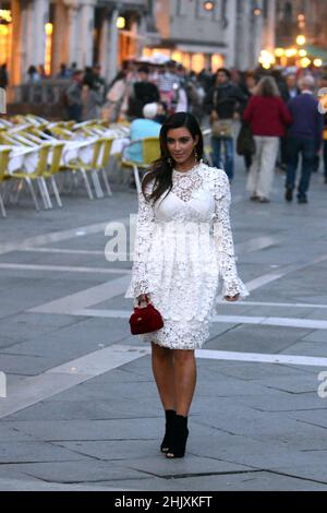 Kim Kardashian spaziert auf dem Markusplatz in Venedig Stockfoto