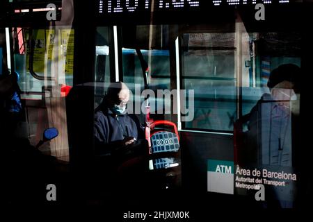 Mann im Bus mit Gesichtsmaske, Barcelona, Spanien. Stockfoto