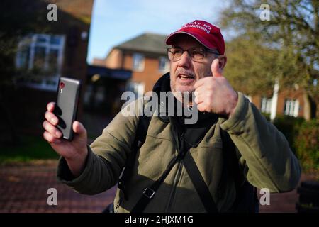 Geza Tarjanyi verlässt das Crown Court von Isleworth im Westen Londons, wo er scheinbar angeklagt war, einen Artikel mit der Absicht zu haben, Eigentum zu zerstören oder zu beschädigen. Tarjanyi, 60, aus Leyland in Lancashire, versuchte angeblich am 4. Januar in seinem Londoner Haus, legale Papiere zu „erhalten“, die ein Ende der Impfungen gegen Gesundheitsminister Sajid Javid forderten. Bilddatum: Dienstag, 1. Februar 2022. Stockfoto