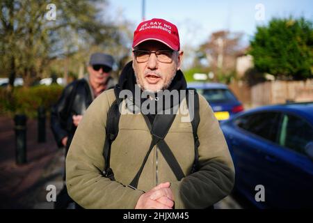 Geza Tarjanyi verlässt das Crown Court von Isleworth im Westen Londons, wo er scheinbar angeklagt war, einen Artikel mit der Absicht zu haben, Eigentum zu zerstören oder zu beschädigen. Tarjanyi, 60, aus Leyland in Lancashire, versuchte angeblich am 4. Januar in seinem Londoner Haus, legale Papiere zu „erhalten“, die ein Ende der Impfungen gegen Gesundheitsminister Sajid Javid forderten. Bilddatum: Dienstag, 1. Februar 2022. Stockfoto