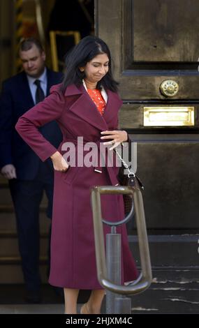 Suella Braverman QC MP (Generalanwältin) verlässt das Kabinett in Whitehall, 26th. Januar 2022 Stockfoto