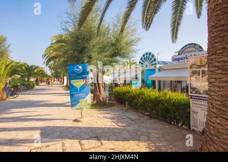 Spaziergang auf der Promenade von San Benedetto del Tronto, Marken, Italien, Europa Stockfoto