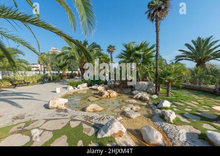 Spaziergang auf der Promenade von San Benedetto del Tronto, Marken, Italien, Europa Stockfoto