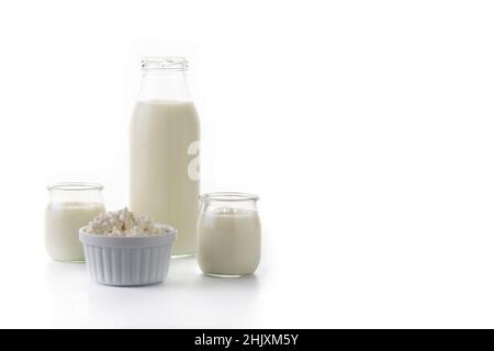 Milchkefir Getränk isoliert auf weißem Hintergrund. Flüssiges und fermentiertes Milchprodukt auf weißem Hintergrund isoliert Stockfoto