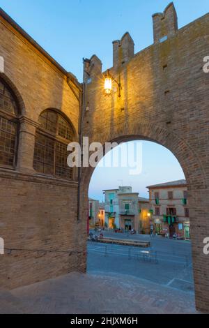 Altstadt, Blick bei Nacht auf Piazza G.Leopardi sqaure, Montecassiano, Marken, Italien, Europa Stockfoto