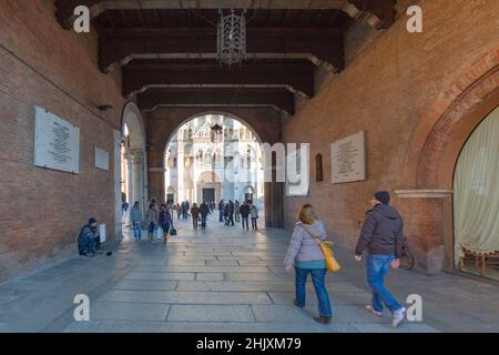 Blick auf den Dom von Ferrara vom Palazzo Municipale, Ferrara, UNESCO-Weltkulturerbe, Emilia-Romagna, Italien, Europa Stockfoto