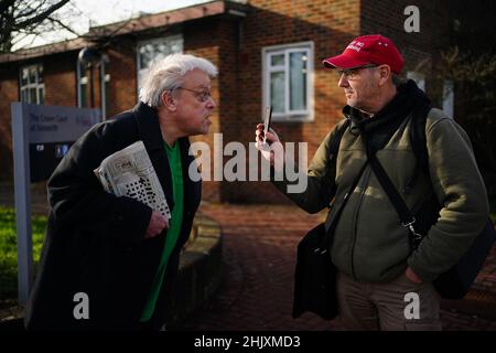 Geza Tarjanyi (rechts) argumentierte mit einem Mann, der gegen seine Anti-Impfungen Einspruch erhoben hatte, als er das Crown Court von Isleworth im Westen Londons verlässt, wo er scheinbar angeklagt war, einen Artikel mit der Absicht zu haben, Eigentum zu zerstören oder zu beschädigen. Tarjanyi, 60, aus Leyland in Lancashire, versuchte angeblich am 4. Januar in seinem Londoner Haus, legale Papiere zu „erhalten“, die ein Ende der Impfungen gegen Gesundheitsminister Sajid Javid forderten. Bilddatum: Dienstag, 1. Februar 2022. Stockfoto