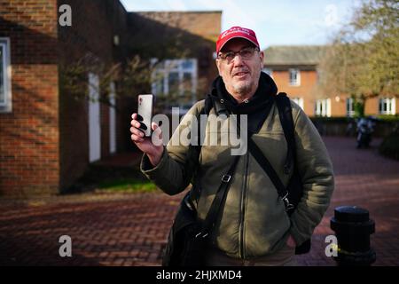 Geza Tarjanyi verlässt das Crown Court von Isleworth im Westen Londons, wo er scheinbar angeklagt war, einen Artikel mit der Absicht zu haben, Eigentum zu zerstören oder zu beschädigen. Tarjanyi, 60, aus Leyland in Lancashire, versuchte angeblich am 4. Januar in seinem Londoner Haus, legale Papiere zu „erhalten“, die ein Ende der Impfungen gegen Gesundheitsminister Sajid Javid forderten. Bilddatum: Dienstag, 1. Februar 2022. Stockfoto