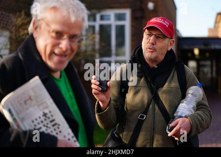 Geza Tarjanyi (rechts) argumentierte mit einem Mann, der gegen seine Anti-Impfungen Einspruch erhoben hatte, als er das Crown Court von Isleworth im Westen Londons verlässt, wo er scheinbar angeklagt war, einen Artikel mit der Absicht zu haben, Eigentum zu zerstören oder zu beschädigen. Tarjanyi, 60, aus Leyland in Lancashire, versuchte angeblich am 4. Januar in seinem Londoner Haus, legale Papiere zu „erhalten“, die ein Ende der Impfungen gegen Gesundheitsminister Sajid Javid forderten. Bilddatum: Dienstag, 1. Februar 2022. Stockfoto