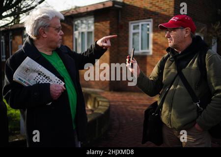 Geza Tarjanyi (rechts) argumentierte mit einem Mann, der gegen seine Anti-Impfungen Einspruch erhoben hatte, als er das Crown Court von Isleworth im Westen Londons verlässt, wo er scheinbar angeklagt war, einen Artikel mit der Absicht zu haben, Eigentum zu zerstören oder zu beschädigen. Tarjanyi, 60, aus Leyland in Lancashire, versuchte angeblich am 4. Januar in seinem Londoner Haus, legale Papiere zu „erhalten“, die ein Ende der Impfungen gegen Gesundheitsminister Sajid Javid forderten. Bilddatum: Dienstag, 1. Februar 2022. Stockfoto