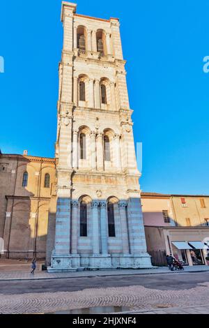 Altstadt, Piazza Trento Piazza Trieste, Blick auf den Glockenturm der Kathedrale von San Giorgio, Ferrara, Emilia Romagna, Italien, Europa Stockfoto