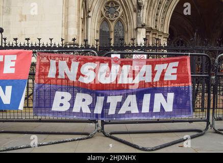 London, Großbritannien 1st. Februar 2022. Demonstranten hängten vor den Royal Courts of Justice Transparente auf, während 19 britische Aktivisten vor Gericht gestellt werden, weil sie die Verfügung von M25 gebrochen haben. Kredit: Vuk Valcic / Alamy Live Nachrichten Stockfoto